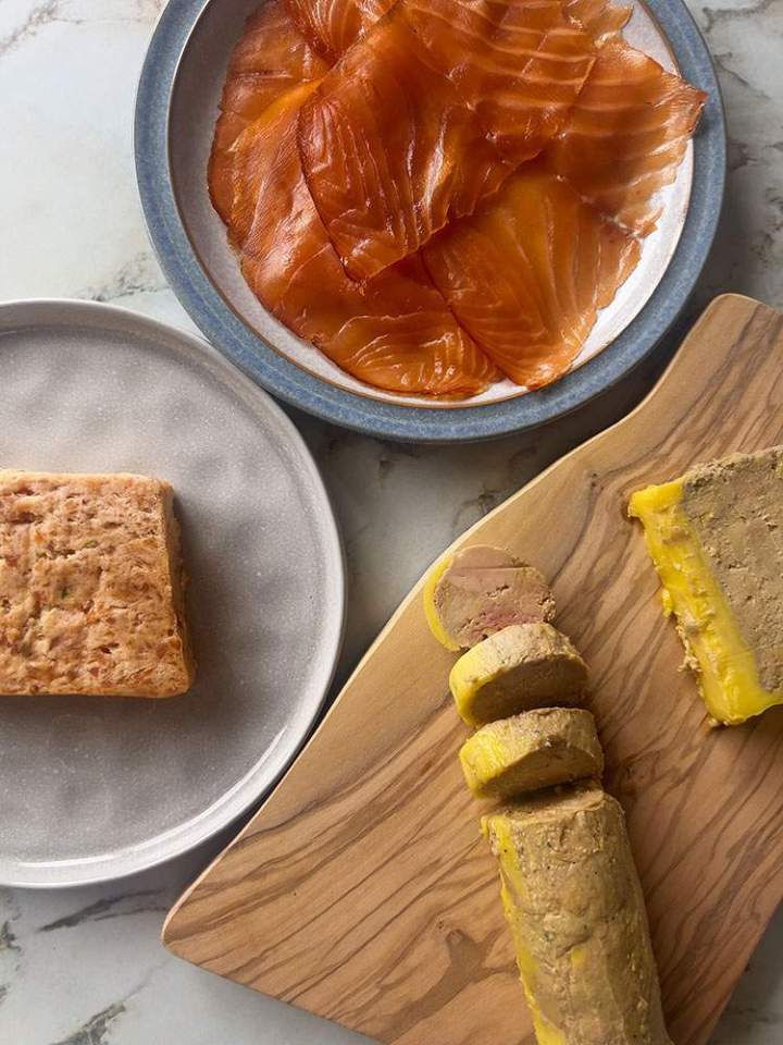 Diverses spécialités de boucherie et de charcuterie sont disponibles dans notre point de vente.